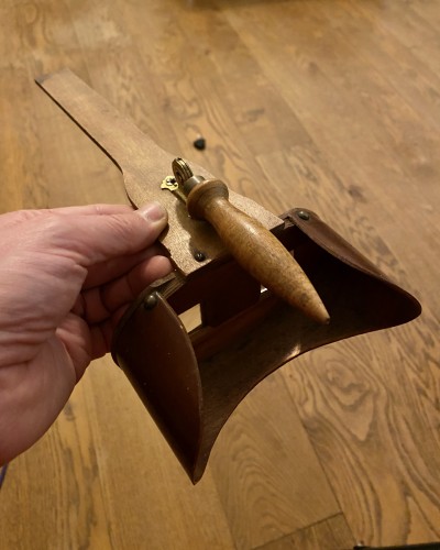 Bottom of the viewer. Handgrip folded back. Looking very streamlined, exactly like space ships do not need to be.