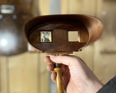 A closer look into the inside of the viewer. The wood is realy nice in there, the square lens mounts carfully carved. 