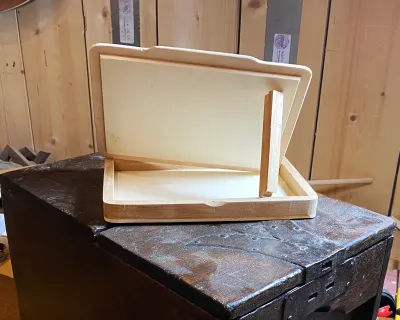 The paper case. Still in plain wood colours. It is kept open with a piece of wood, to show the inside. I later made it black and improve the light tightness, and added hinges.
